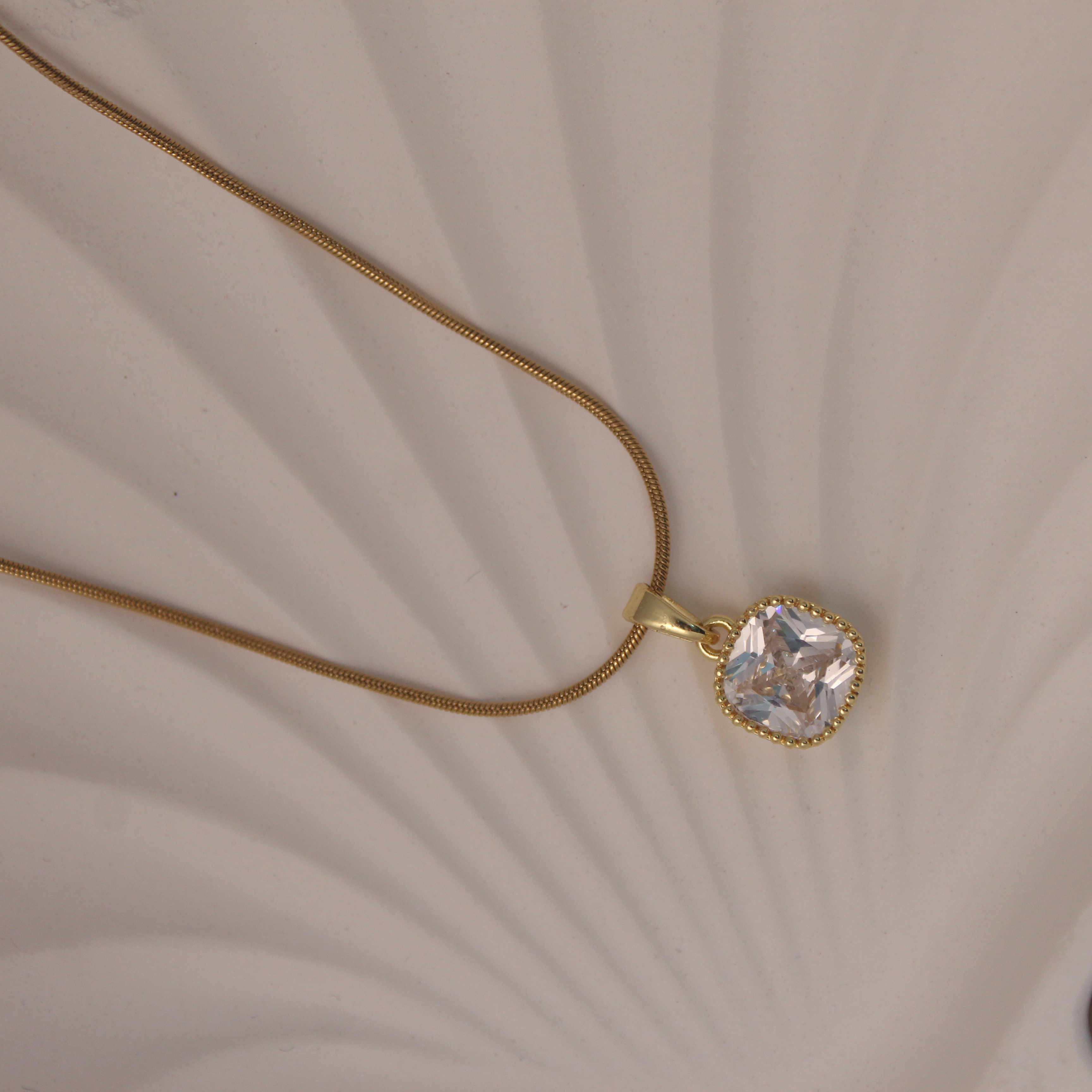 Solitaire pendant Anti-tarnish chain - House Of Tanaya